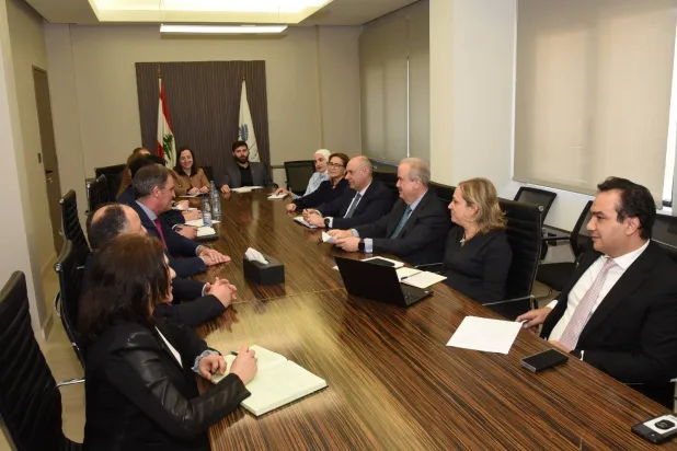 بعثة «صندوق النقد الدولي» خلال لقائها وزير المالية اللبناني ومستشاريه (وزارة المالية اللبنانية)