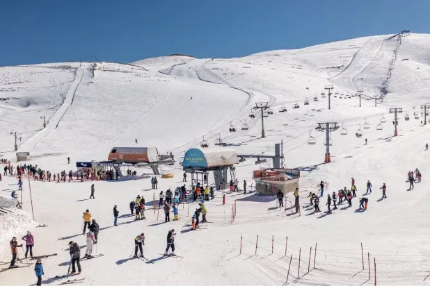 في كفردبيان مدارس لتعلم رياضة التزلّج (فيسبوك)