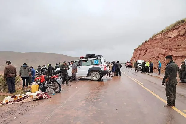 عناصر شرطة وفرق إنقاذ في موقع اصطدام حافلة بشاحنة صغيرة على طريق سريع على بعد نحو 90 كيلومتراً شمال بوتوسي في بوليفيا 3 مارس 2025 (أ.ف.ب)