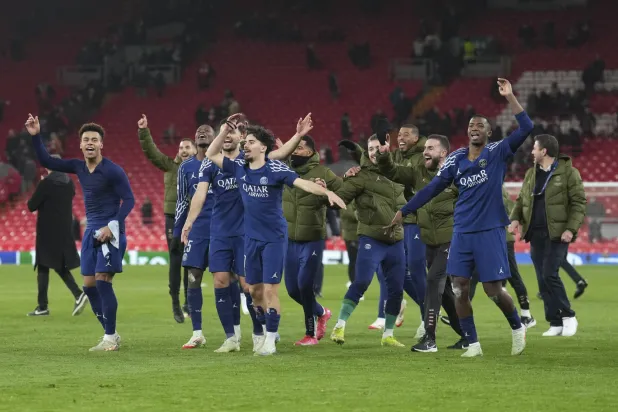 لاعبو سان جيرمان يحتفلون بالتأهل الى ربع النهائي بعد إنتصار تاريخي على ليفربول (اب)