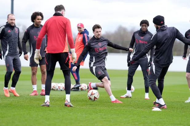 ماسون ماونت(في المنتصف) تعافي من الإصابة وشارك في تدريبات يونايتد إستعدادا لمواجهة سوسيداد (د ب ا)