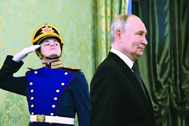Putin, Myanmar Ordu Komutanı Min Aung Hlaing ile 4 Mart'ta Moskova'da yaptığı görüşme sırasında şeref kıtasının önünde yürüyor (Reuters)