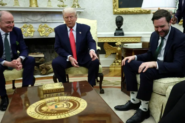 ترمب خلال تعقيبه على الجوارب التي يرتديها نائبه بحضور رئيس الوزراء الإيرلندي مايكل مارتن (رويترز)