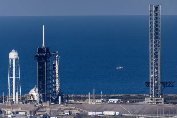 مركبة الفضاء «دراغون» التابعة لشركة سبايس إكس على منصة الإطلاق لدى قاعدة كاب كانافيرال بولاية فلوريدا (إ.ب.أ)