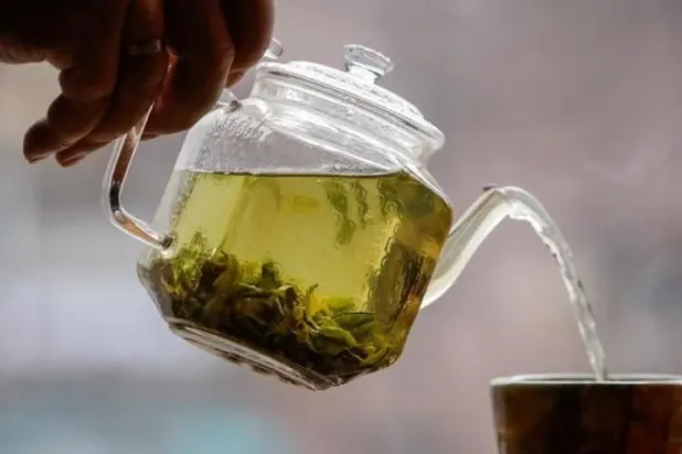 تناول الشاي الأخضر يقلل خطر الإصابة بالخرف بشكل ملحوظ (رويترز)