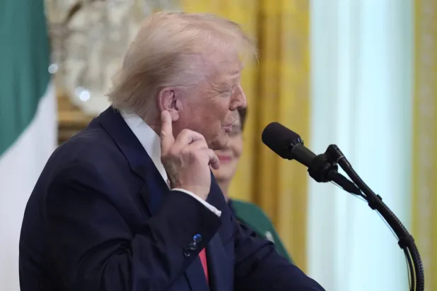 الرئيس دونالد ترمب يتحدث مع رئيس وزراء آيرلندا في البيت الأبيض الأربعاء (أ.ب)