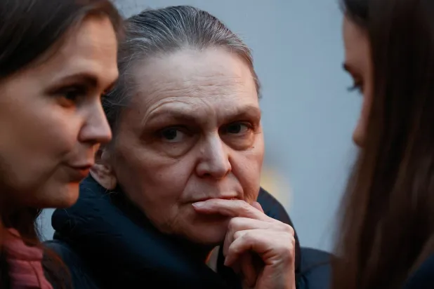 الصحافية الروسية ناديجدا كيفوركوفا التي أُدينت بتهمة «تبرير الإرهاب» وغُرِّمت وأُطلق سراحها تتحدث مع صحافيين ومؤيدين لها عقب جلسة استماع بمحكمة في موسكو (رويترز)