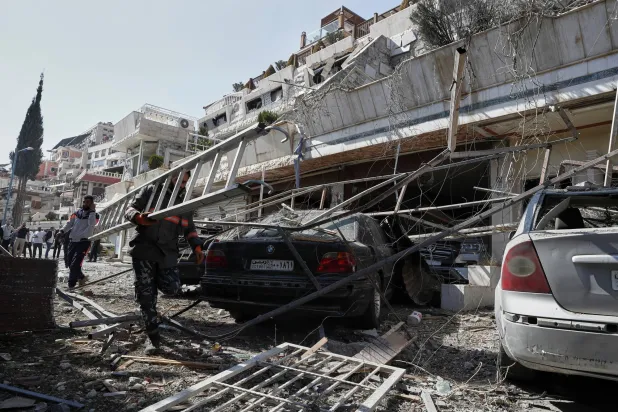 موقع هجوم صاروخي إسرائيلي على حي «مشروع دُمَّر» في دمشق الخميس (أ.ب)