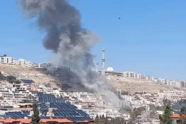 دخان يتصاعد من حي دمر غرب العاصمة السورية بعد قصف على مبنى زعمت إسرائيل أنه يضم عناصر من «الجهاد الإسلامي»... (سانا)