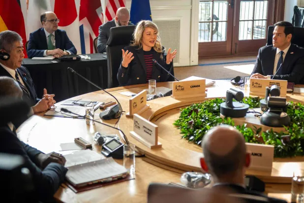 وزيرة الخارجية الكندية ميلاني جولي تتحدث خلال اجتماع وزراء خارجية مجموعة السبع في كيبيك بكندا 13 مارس 2025 (أ.ف.ب)