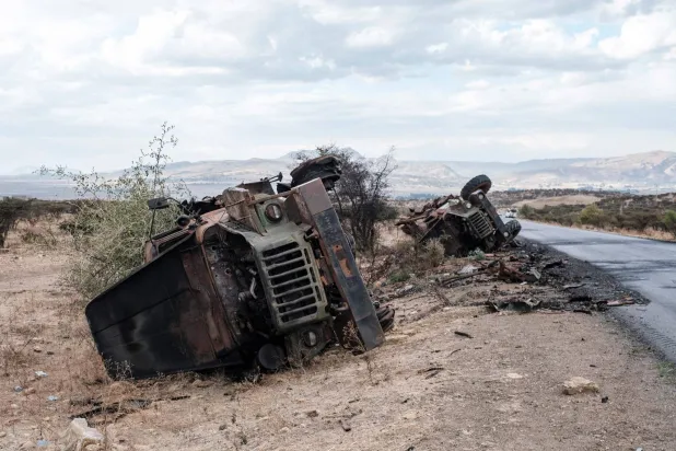 مركبات عسكرية مدمّرة شمالي ميكيلي عاصمة تيغراي في 26 فبراير 2021 (أ.ف.ب)