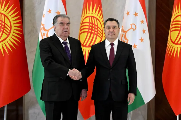 الرئيس القرغيزي صادير جباروف ونظيره الطاجيكي إمام علي رحمن يتصافحان قبيل اجتماعهما في بيشكيك (رويترز)