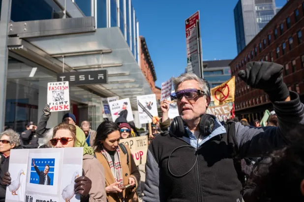 متظاهرون أمام وكالة سيارات «تسلا» في مانهاتن احتجاجاً على الرئيس التنفيذي للشركة إيلون ماسك في 8 مارس 2025 بمدينة نيويورك... بصفته موظفاً حكومياً خاصاً في إدارة ترمب أجرى ماسك ووزارة كفاءة الحكومة التابعة له تخفيضات كبيرة بالوظائف في عدد من الوكالات الفيدرالية (أ.ف.ب)