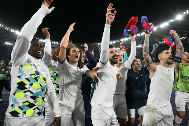 لاعبو لاتسيو يحتفلون بالتأهل الأوروبي (أ.ف.ب)