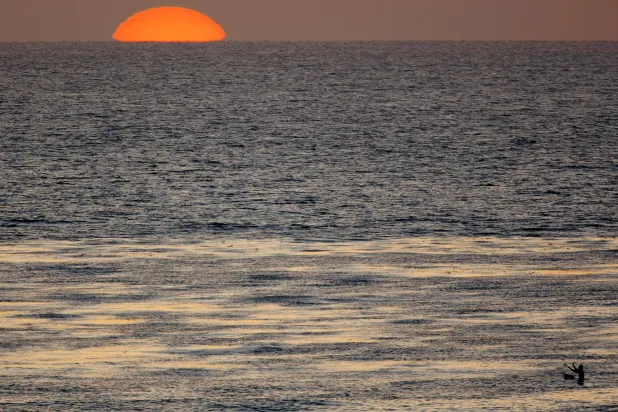 تضاعف معدل ارتفاع مستوى سطح البحر على مدى 30 عاماً حيث ارتفع مستواه عالمياً بمقدار 10 سنتيمترات منذ بدء تسجيل بيانات ارتفاع المحيطات عبر الأقمار الاصطناعية في عام 1993 (رويترز)