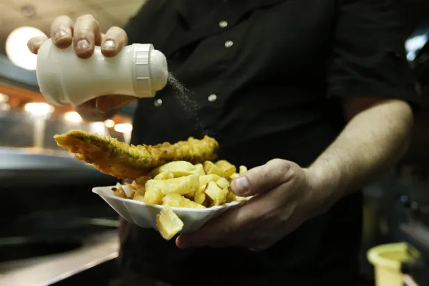 الأطعمة شديدة المعالجة وعالية السعرات الحرارية تلعب دوراً مهماً في تطور السمنة (رويترز)