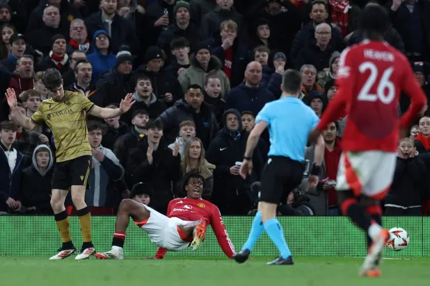 باتريك دورغو انتصر للنزاهة واعترف بعدم صحة ركلة جزاء احتسبت لمصلحته (أ.ف.ب)