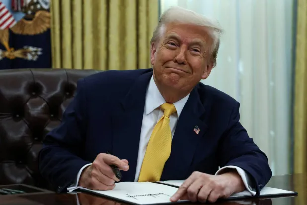 الرئيس الأميركي دونالد ترمب لدى توقيع أحد القرارات التنفيذية في 7 مارس (رويترز)
