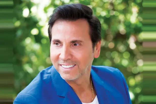 يعزف دوغان على 8 آلات موسيقية (أحمد دوغان)