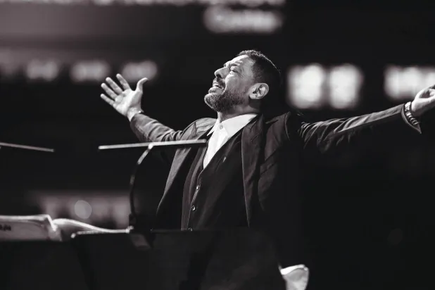 هاني فرحات على خشبة المسرح ({الشرق الأوسط})