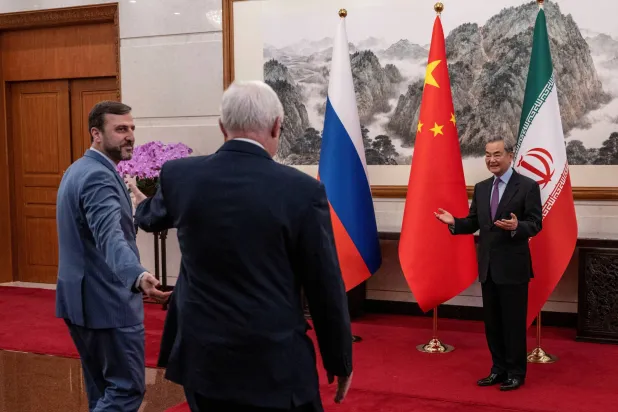 
وانگ یی، وزیر امور خارجه چین، در دیدار با سرگئی ریابکوف، معاون وزیر امور خارجه روسیه، و کاظم غریب‌آبادی، معاون وزیر امور خارجه ایران، در پکن، ۱۴ مارس ۲۰۲۵ (رویترز)  