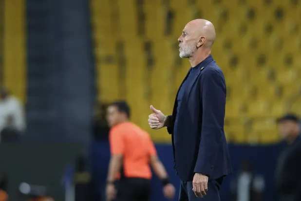 بيولي يراقب أداء لاعبيه خلال المباراة (تصوير: عبدالعزيز النومان)