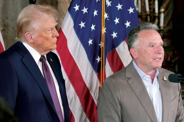  الرئيس الأميركي دونالد ترمب ومبعوثه ستيف ويتكوف (أ.ب)