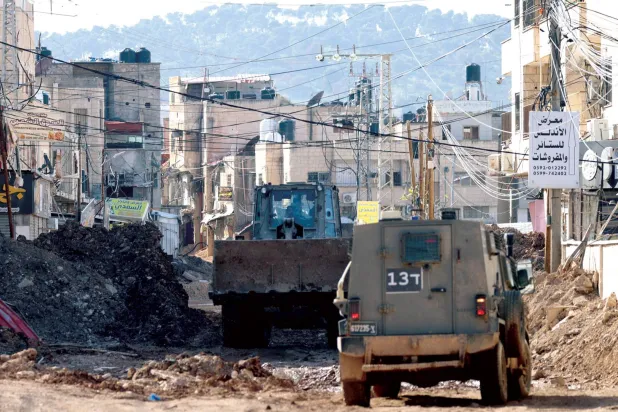 خودروهای ارتش اشغالگر در جریان عملیات نظامی در جنین در کرانه باختری روز گذشته (EPA)