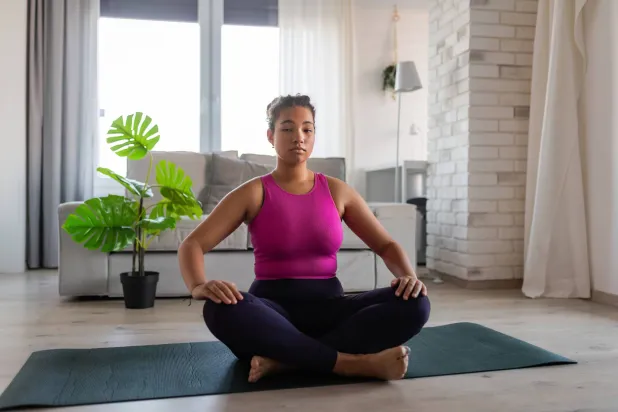 تساعد اليوغا في إراحة الجسم والعقل قبل النوم (رويترز)