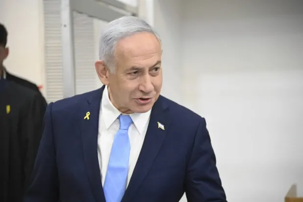 İsrail Başbakanı Binyamin Netanyahu, çarşamba günü Tel Aviv'deki Merkez Bölge Mahkemesi'nde yolsuzluk suçlamasıyla yargılandığı davaya katıldı. (AP)