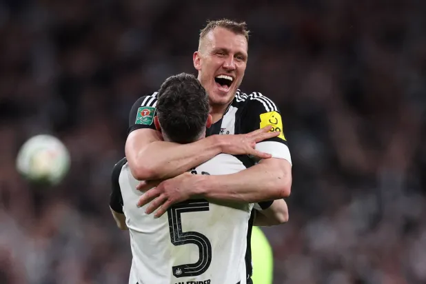 فرحة لاعبي نيوكاسل بالفوز على ليفربول وحصد لقب كأس الرابطة (رويترز)