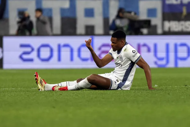 دينزل دومفريس أُصيب في مواجهة أتالانتا وإنتر في الدوري الإيطالي (أ.ب)