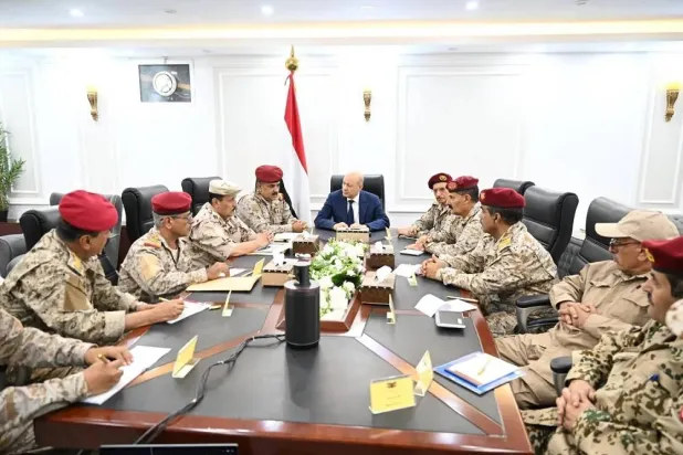 Chairman of the Yemeni Presidential Leadership Council Dr. Rashad al-Alimi meets with military leaders. (Saba) 