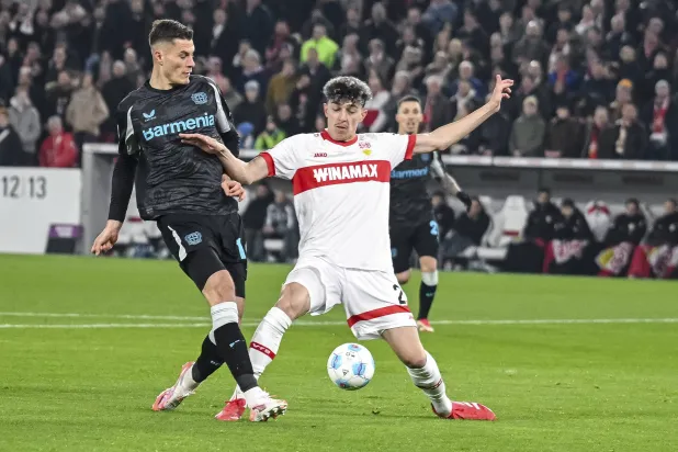 أمين الدخيل لاعب شتوتغارت الألماني (أ.ب)