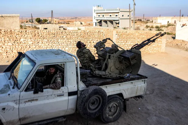 استمرار الاشتباكات بين «قسد» والفصائل السورية الموالية لتركيا على محور سد تشرين شرق حلب (أ.ف.ب)