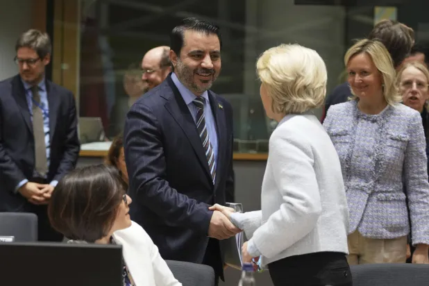 وزير الخارجية السوري أسعد حسن الشيباني يصافح رئيسة المفوضية الأوروبية أورسولا فون دير لاين خلال المؤتمر الدولي التاسع لدعم سوريا في بروكسل الاثنين (أ.ب)