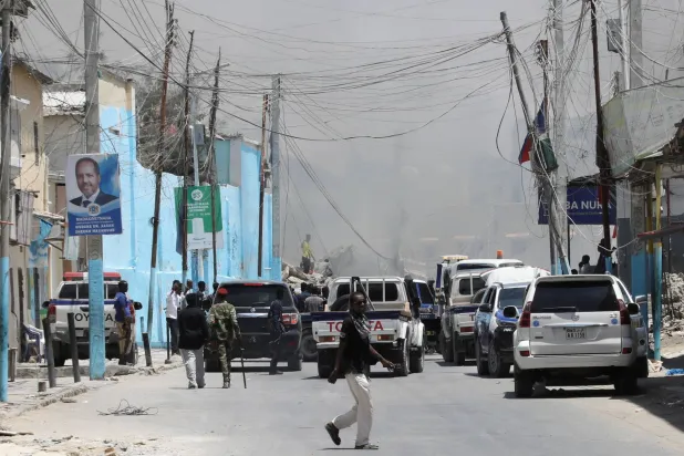تتجمع سيارات الطوارئ في موقع انفجار بالقرب من القصر الرئاسي، المعروف أيضاً باسم «فيلا الصومال» في منطقة حمر جاجاب في مقديشو، الصومال، 18 مارس 2025 (رويترز)