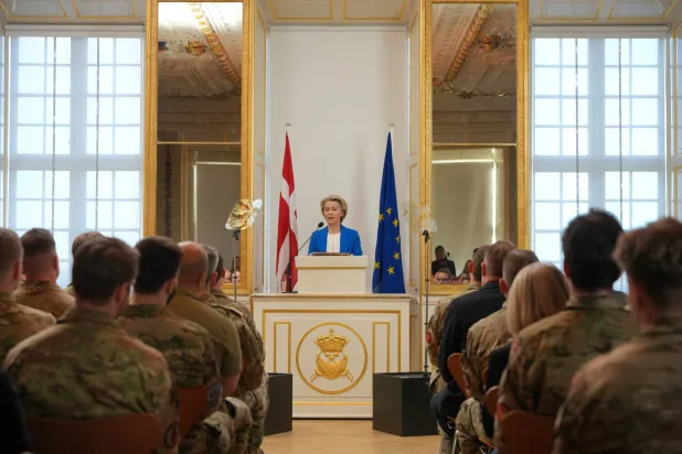 رئيسة المفوضية الأوروبية أورسولا فون دير لاين تتحدث في أكاديمية ضباط الجيش في قلعة فريدريكسبيرغ بالدنمارك 18 مارس 2025 (أ.ب)