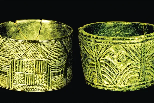 آنيتان من الحجر الصابوني المعروف بالكلوريت  مصدرهما مقبرة سار الأثرية في البحرين