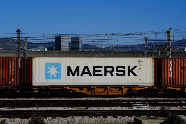 حاوية لشركة ميرسك تُنقل بواسطة قطار قرب ميناء برشلونة في إسبانيا 26 أبريل 2024 (رويترز)