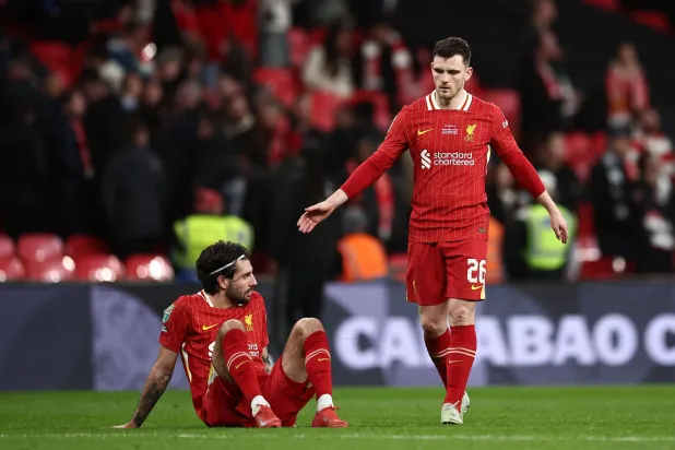 حسرة لاعبي ليفربول بعد الخسارة من نيوكاسل بكأس الرابطة والخروج من دوري الابطال (ا ف ب)