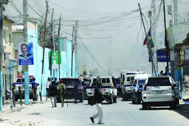 Mogadişu'da "Villa Somali" olarak bilinen başkanlık sarayı yakınındaki patlama mahallindeki acil durum araçları (Reuters)
