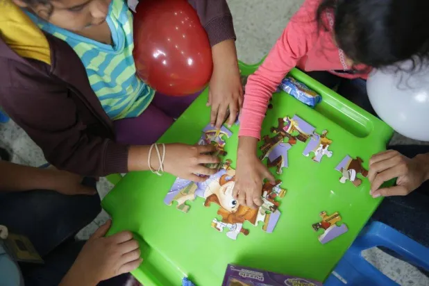 التدخل في حل الألغاز وإنجازها نيابةً عن الأطفال يُضعفان أيضاً من إصرارهم على أداء مهام أخرى (أرشيفية - رويترز)