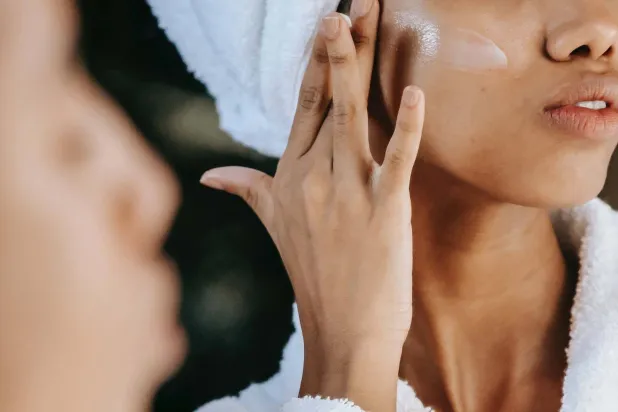 يمكن أن تؤثر بشرة الشخص على صحته (رويترز)