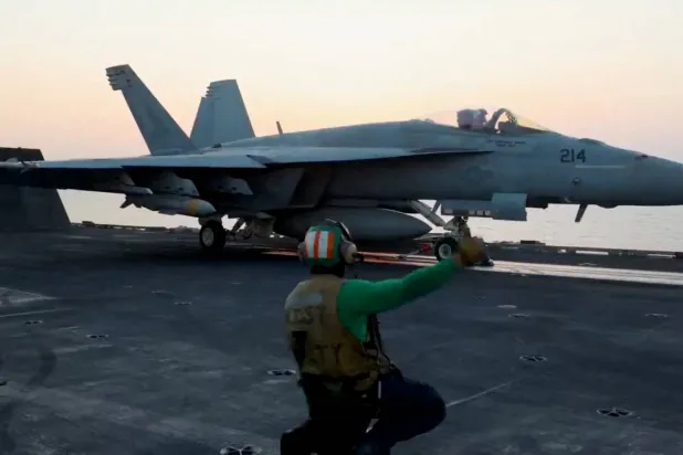 صورة ملتقطة من مقطع فيديو تم نشره في 18 مارس 2025 تظهر طائرة أميركية مقاتلة تقلع في مهمة ضد الحوثيين في اليمن في مكان غير محدد (رويترز)