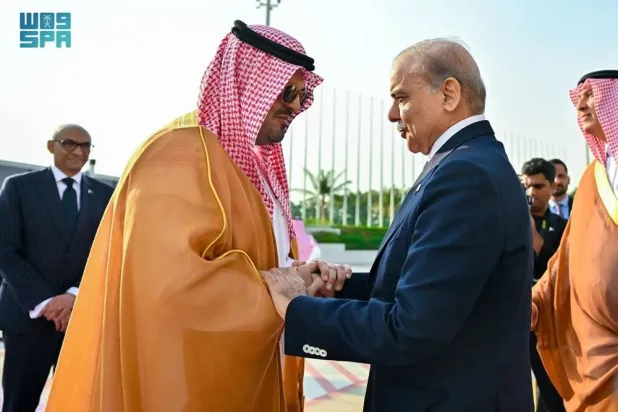 Prime Minister of Pakistan Muhammad Shehbaz Sharif is welcomed upon his arrival in Jeddah. (SPA)