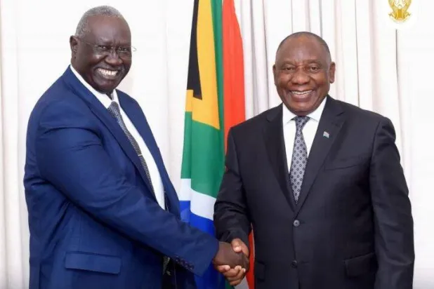  سيريل رامافوزا رئيس جنوب أفريقيا (يمين) لدى استقباله نائب رئيس «مجلس السيادة» السوداني، مالك عقار (منصة إكس)