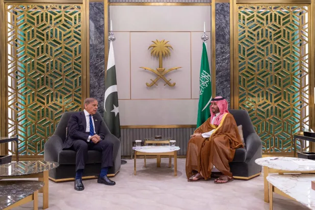 ولي العهد السعودي الأمير محمد بن سلمان لدى استقباله رئيس الوزراء الباكستاني محمد شهباز شريف في جدة الأربعاء (واس)