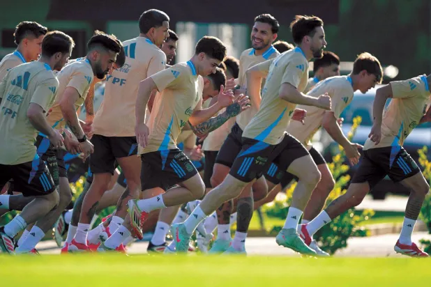  لاعبو الأرجنتين خلال التدريبات قبل موقعة الأوروغواي الصعبة (أ.ف.ب)