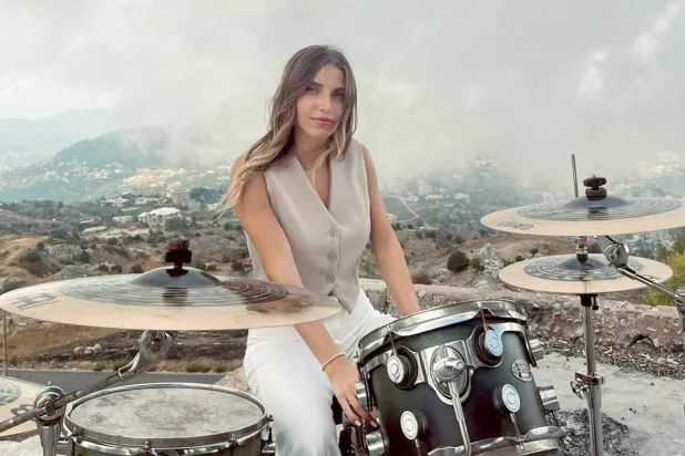 يجري اختيارها من قبل نجوم الغناء لتفتتح حفلاتهم بوصلة موسيقية (كريستين بجاني)